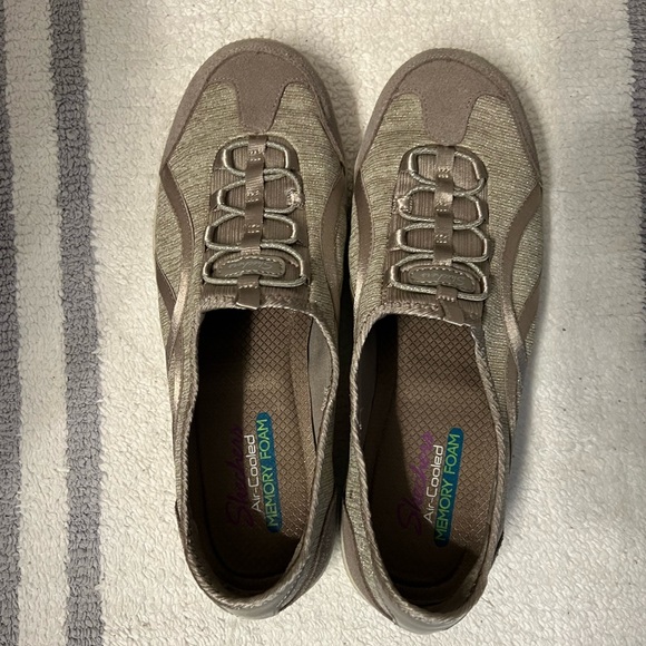 SOLD [JUST IN] Skechers Women's Beige Slip-On Memory Foam Sneakers Sz 9 - Picture 3 of 8